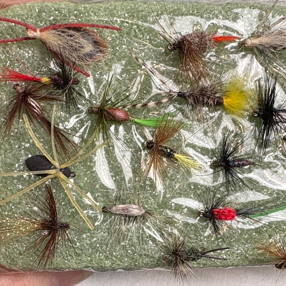 26 Homemade Assorted Fishing Flies Set - Picture 4 of 12